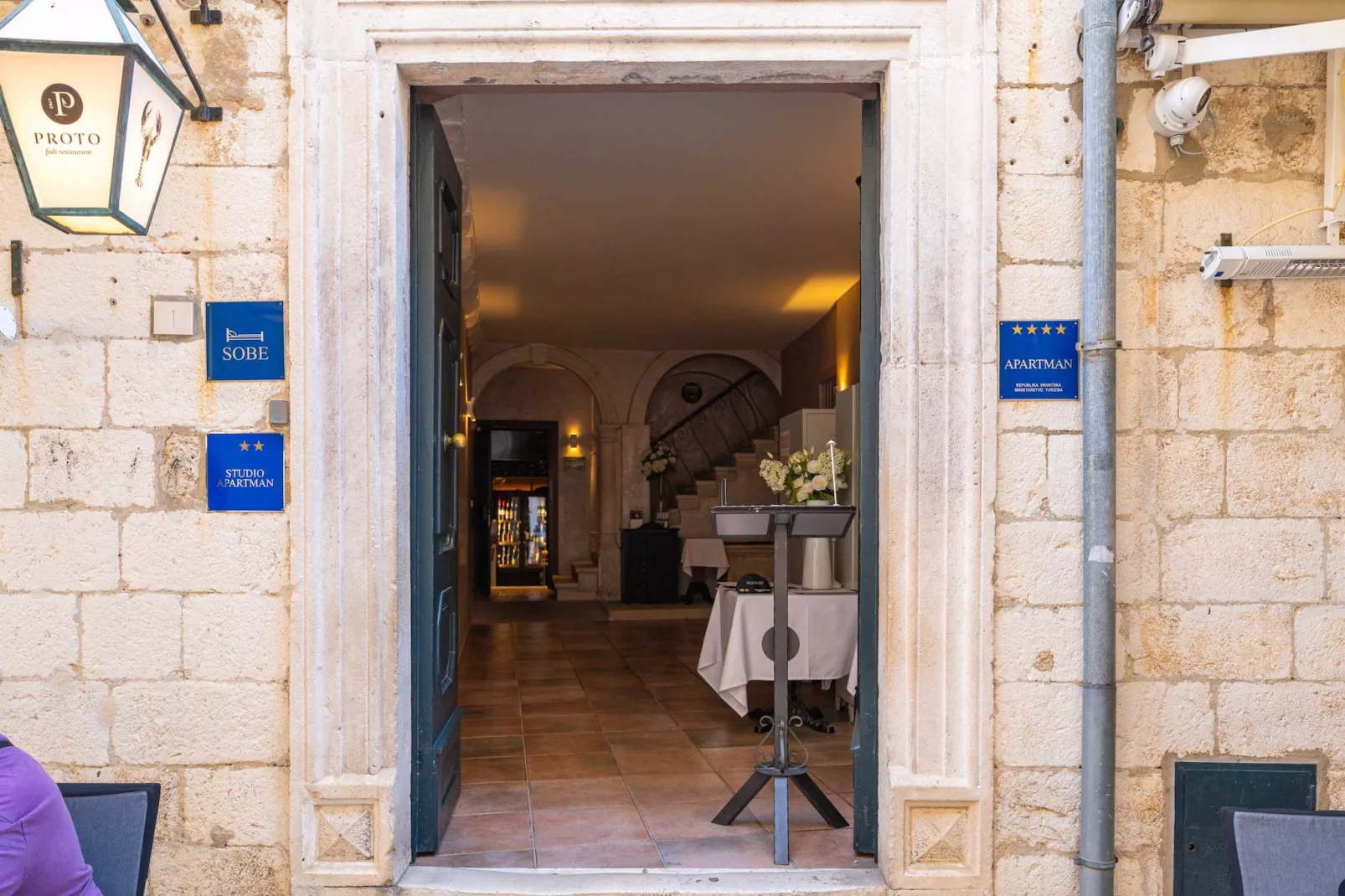 Two Stars Two Beds Downtown Apartment - One-Bedroom Apartment-Buitenlucht