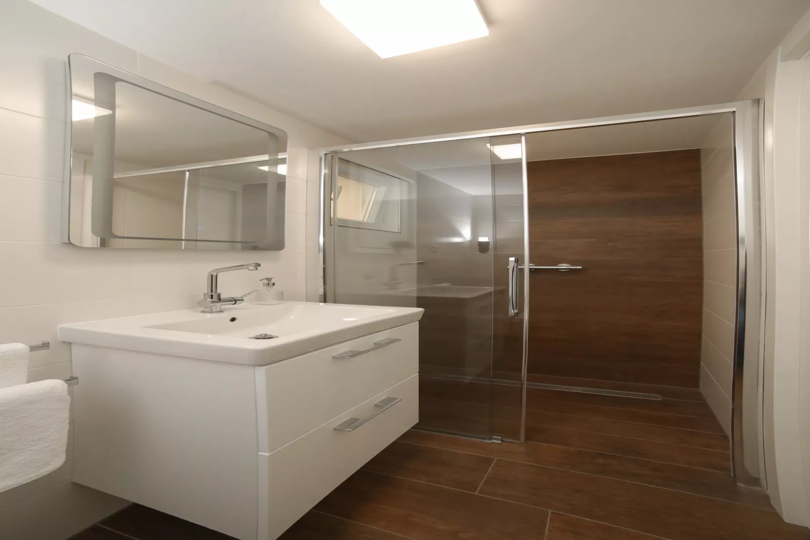 Apartment M&J - Comfort Two Bedroom Apartment with Terrace and Sea View (Škaro)-Badkamer