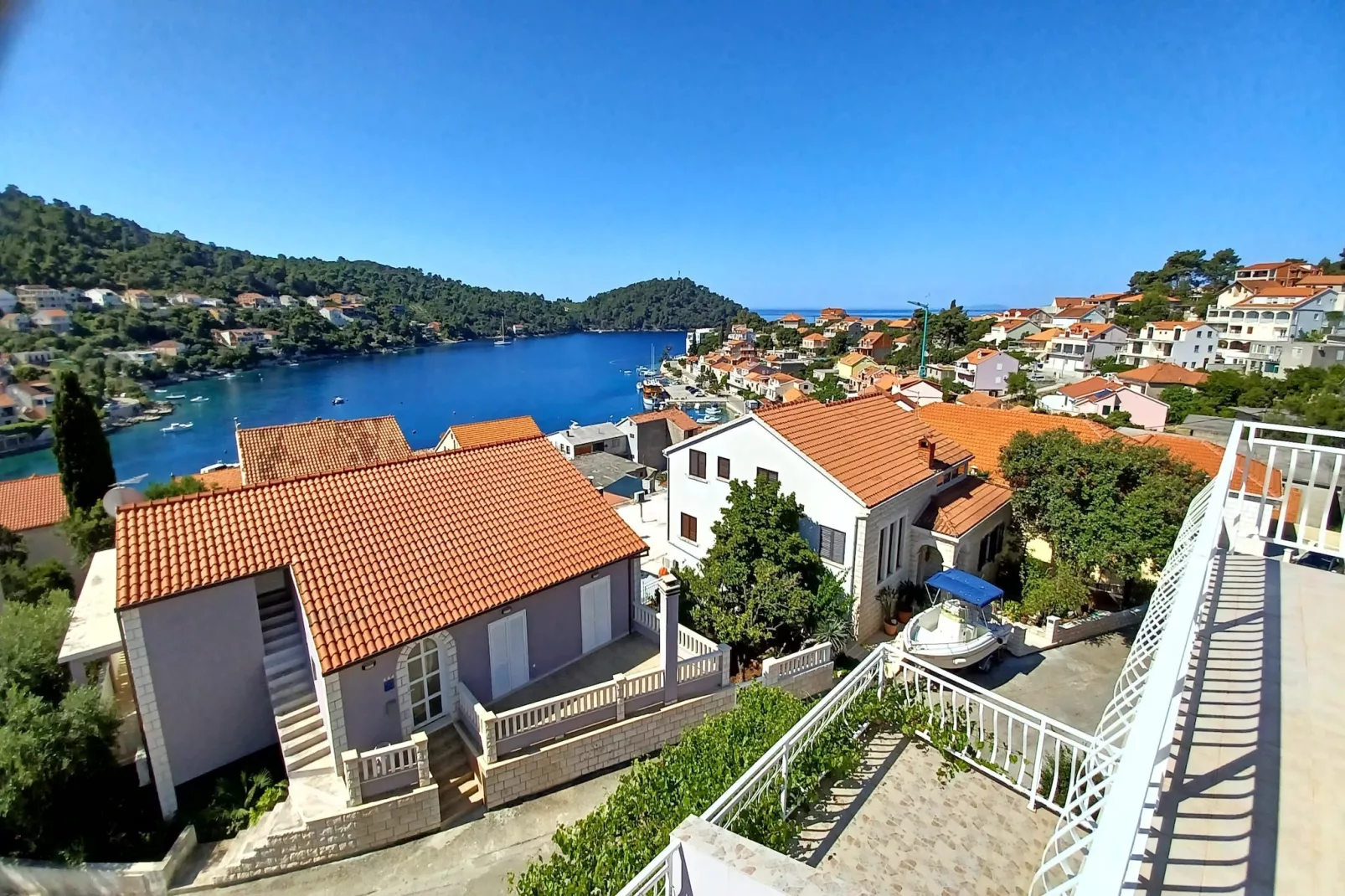 Bertie's Lodge - Standard Two Bedroom Apartment with Balcony and Sea view(A0)-Uitzicht