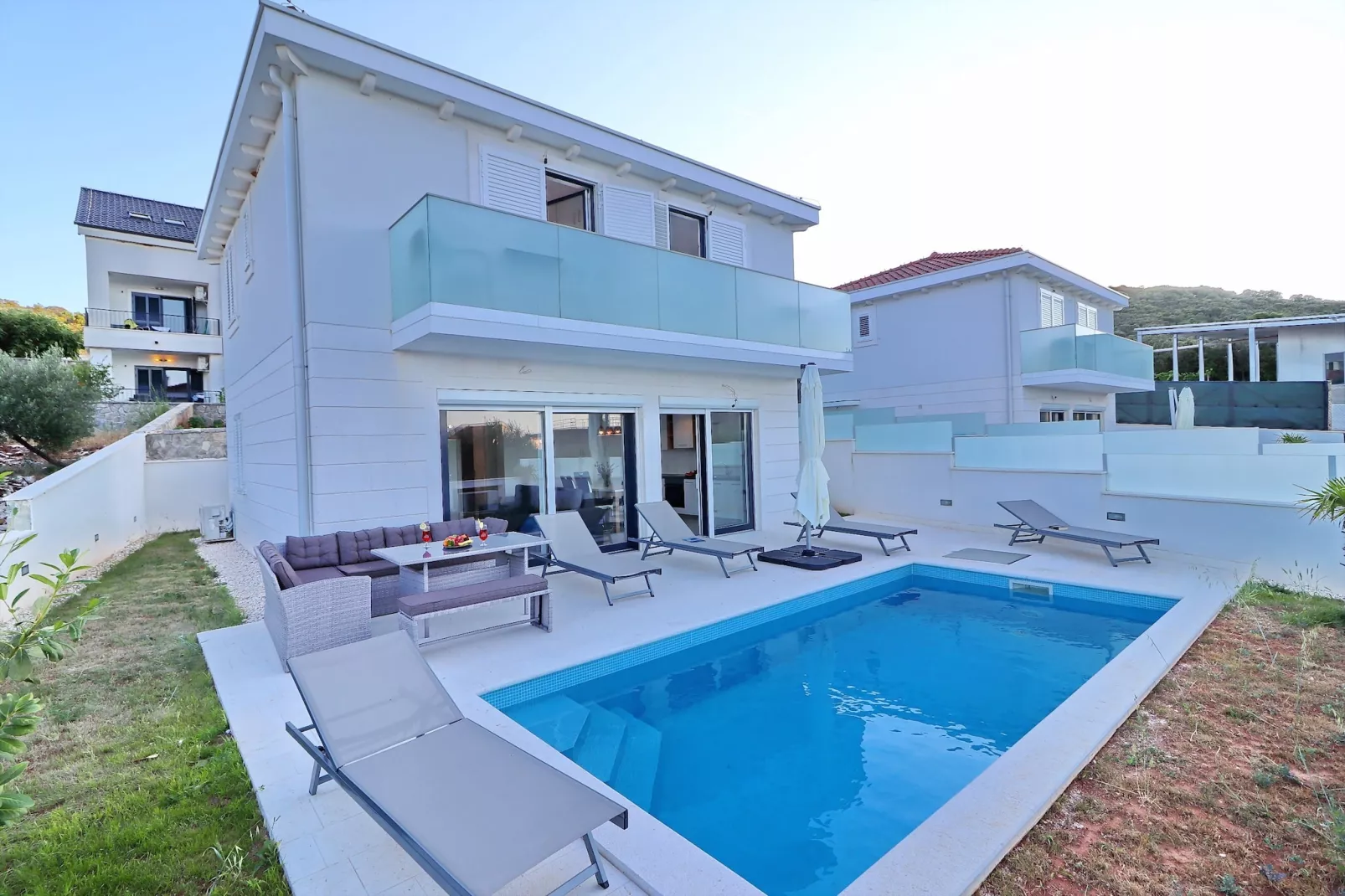 Villa E & D  - Four Bedroom Villa with Pool and Patio - Villa E-Zwembad