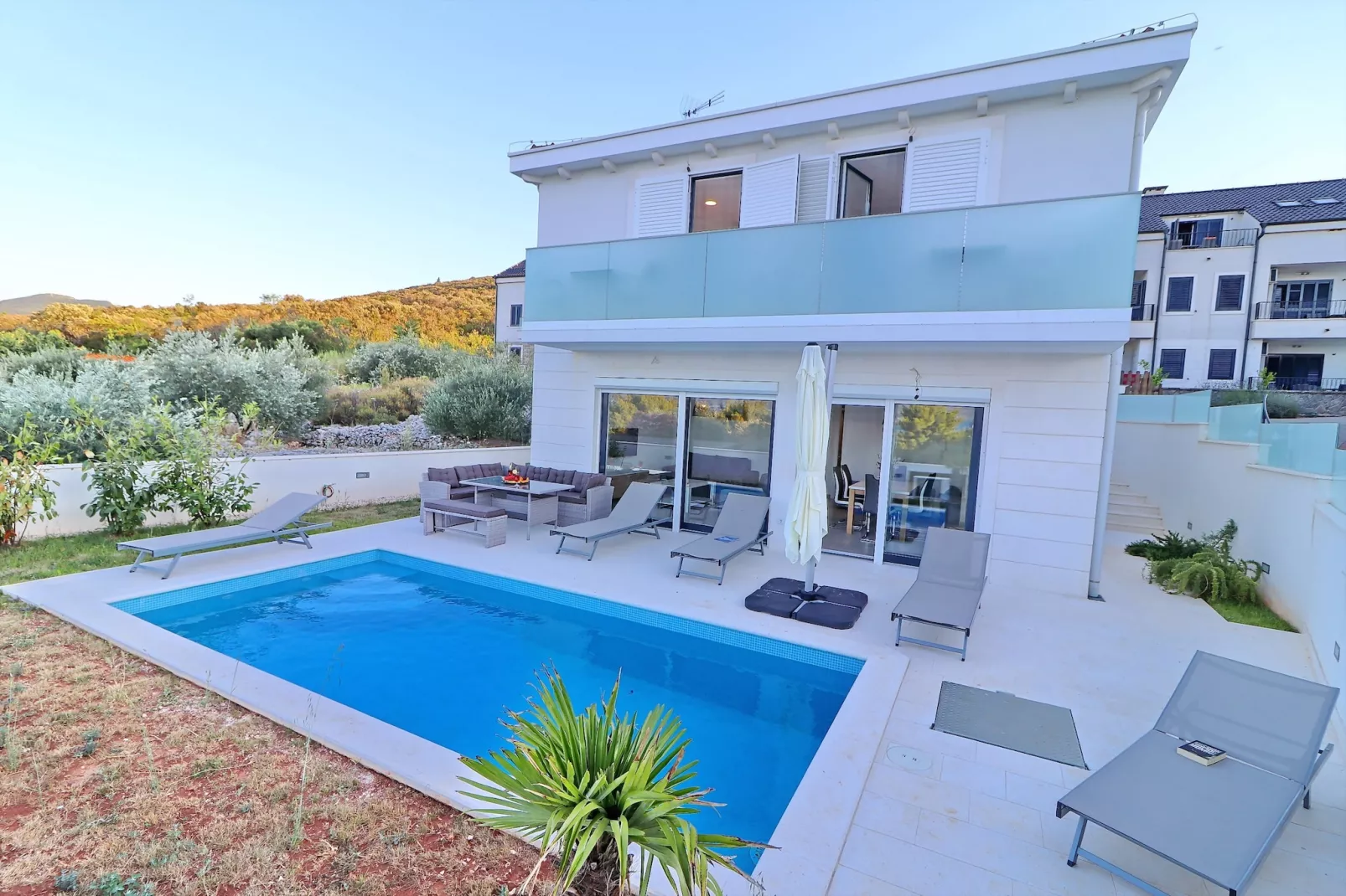 Villa E & D  - Four Bedroom Villa with Pool and Patio - Villa D-Zwembad