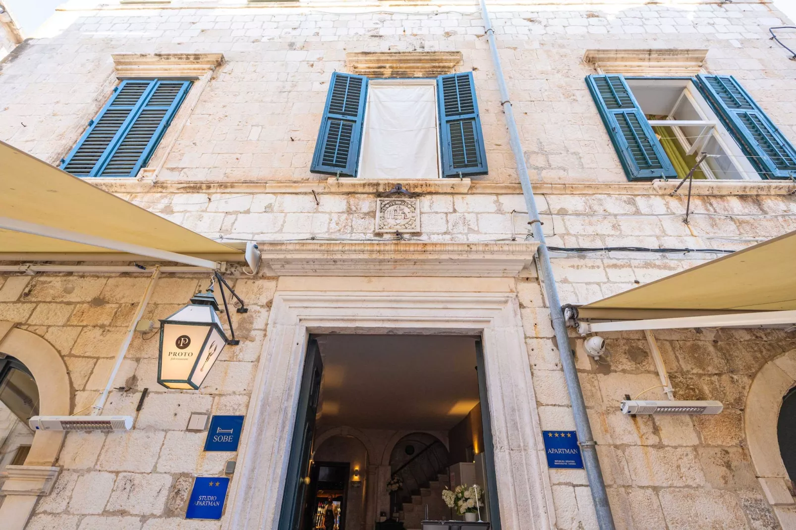 Two Stars Two Beds Downtown Apartment - One-Bedroom Apartment-Buitenlucht