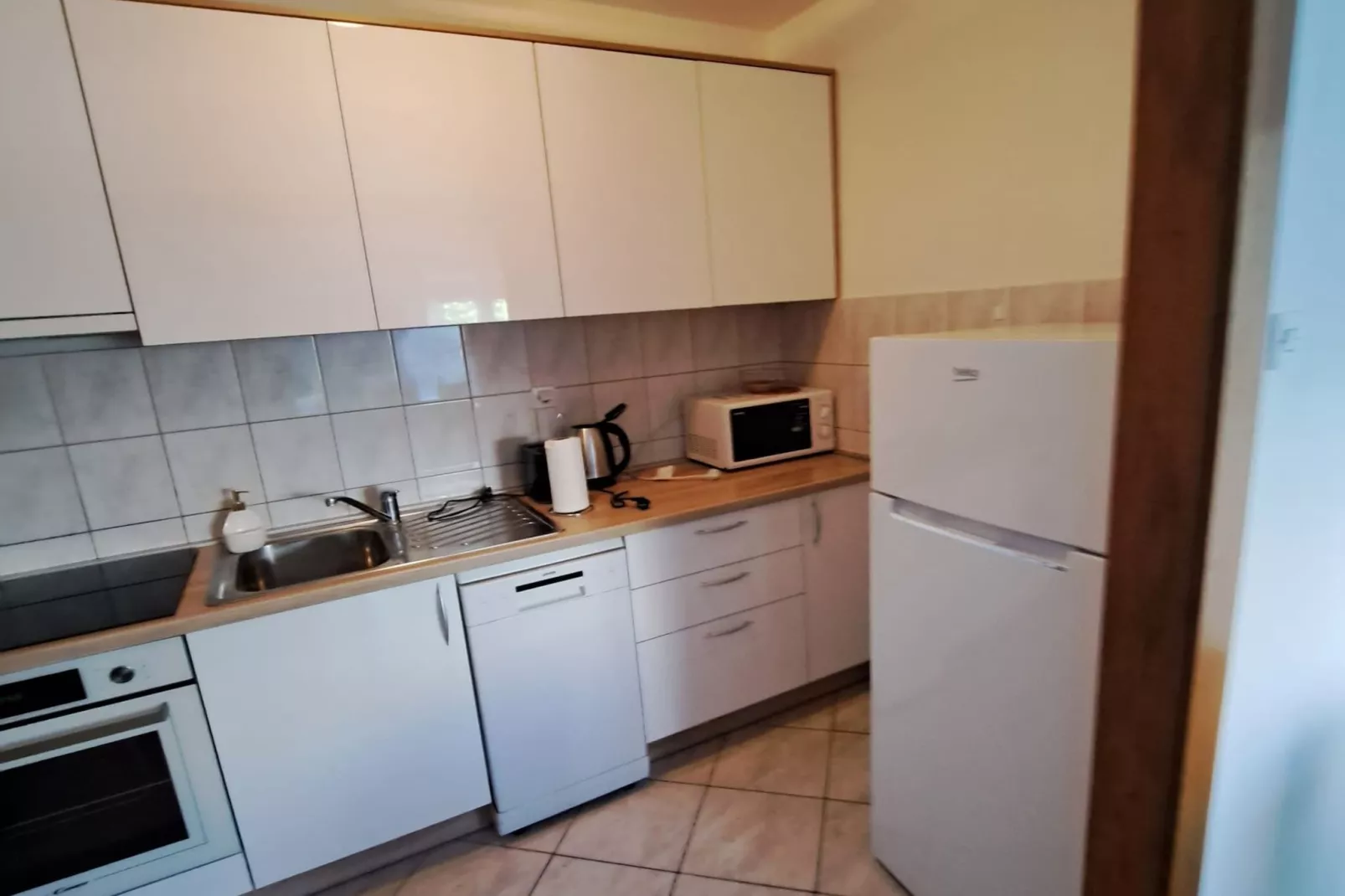 Apartment Marko (ST) - Three Bedroom Apartment with Balcony and Garden View-Keuken