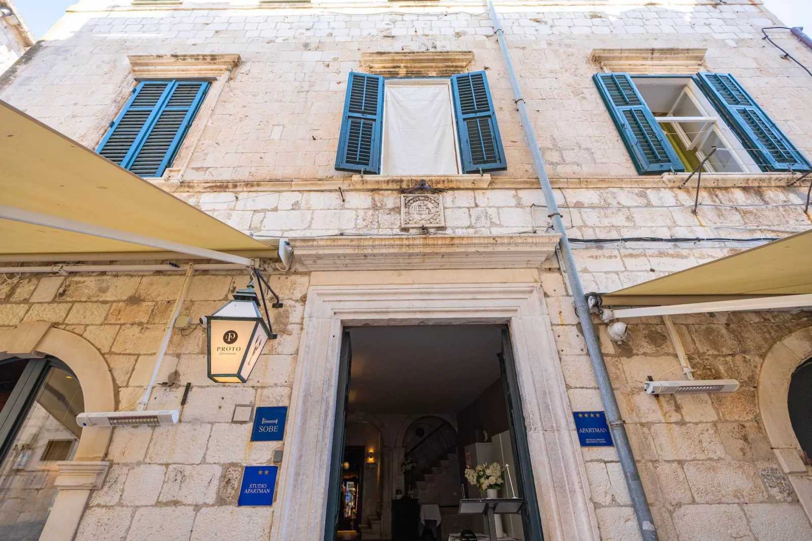 Two Stars Two Beds Downtown Apartment - One-Bedroom Apartment-Buitenlucht