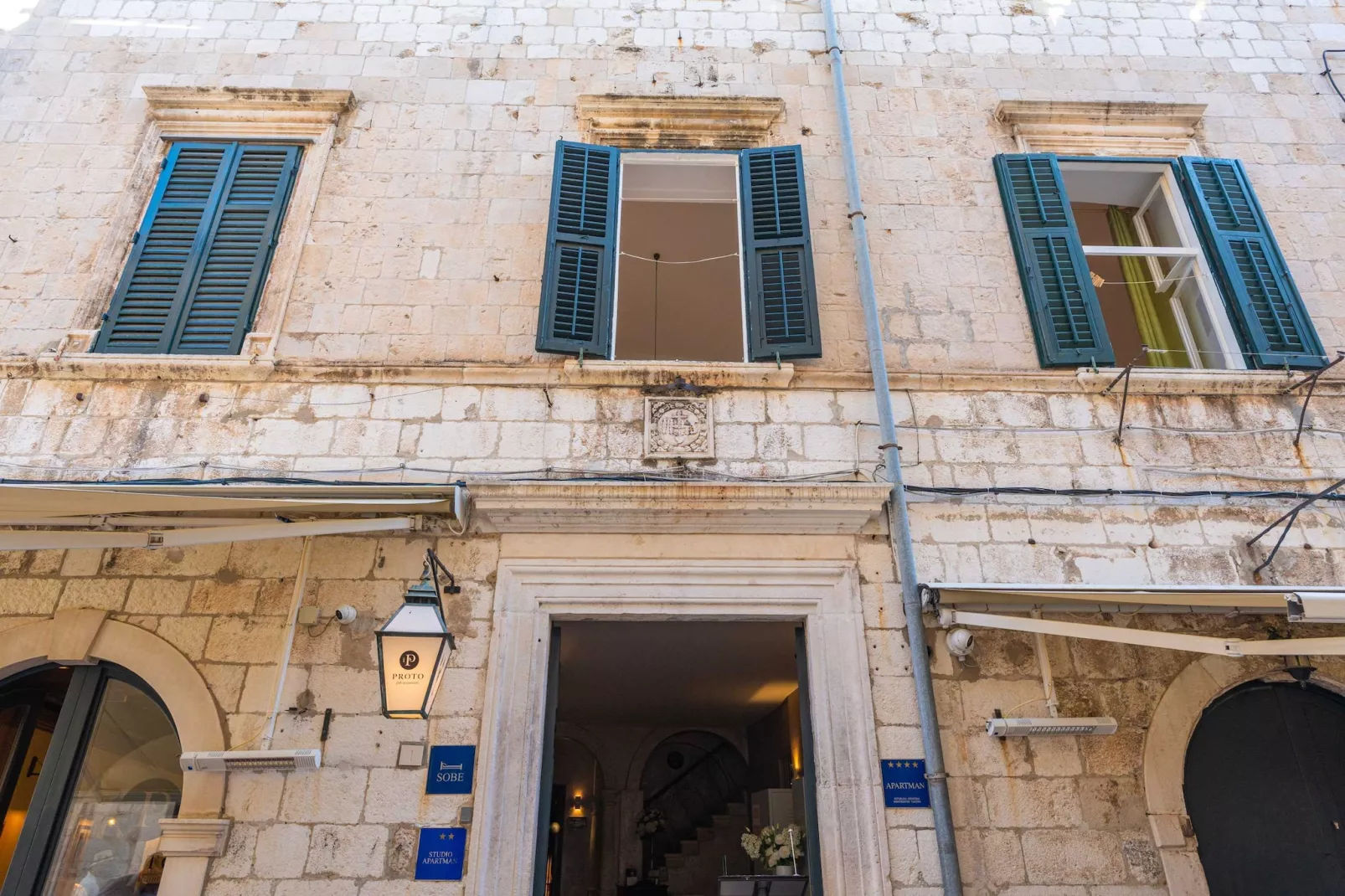 Two Stars Two Beds Downtown Apartment - One-Bedroom Apartment-Buitenlucht