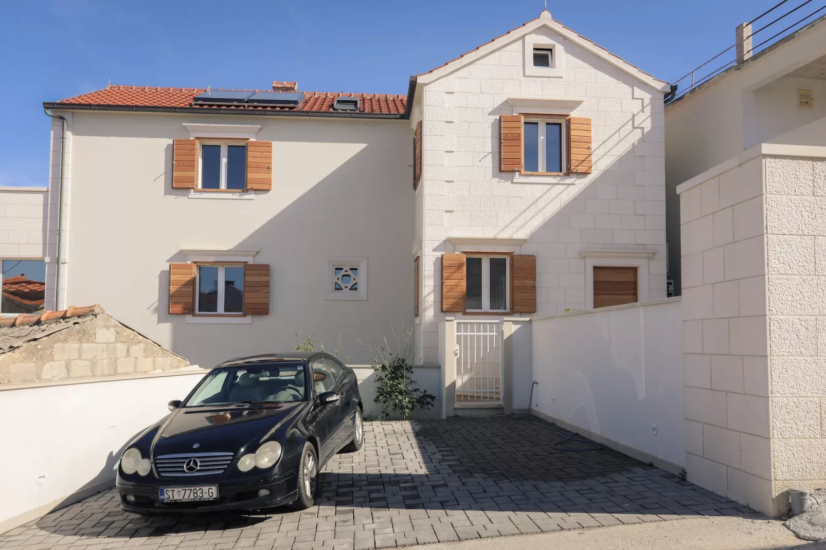 Apartment M&J - Comfort Two Bedroom Apartment with Terrace and Sea View (Škaro)-Buitenlucht