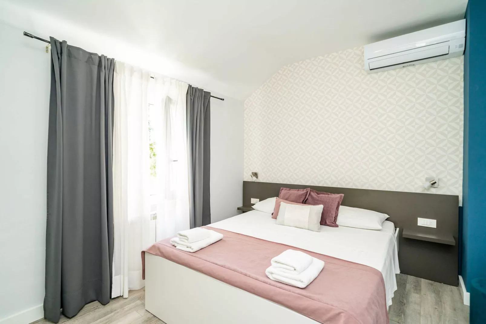 Holiday Home Trojković- Four Bedroom Holiday Home with Terrace and Swimming Pool-Slaapkamer