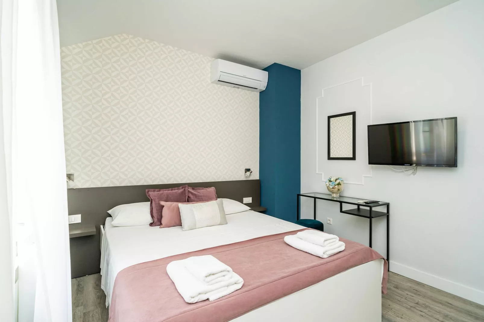 Holiday Home Trojković- Four Bedroom Holiday Home with Terrace and Swimming Pool-Slaapkamer