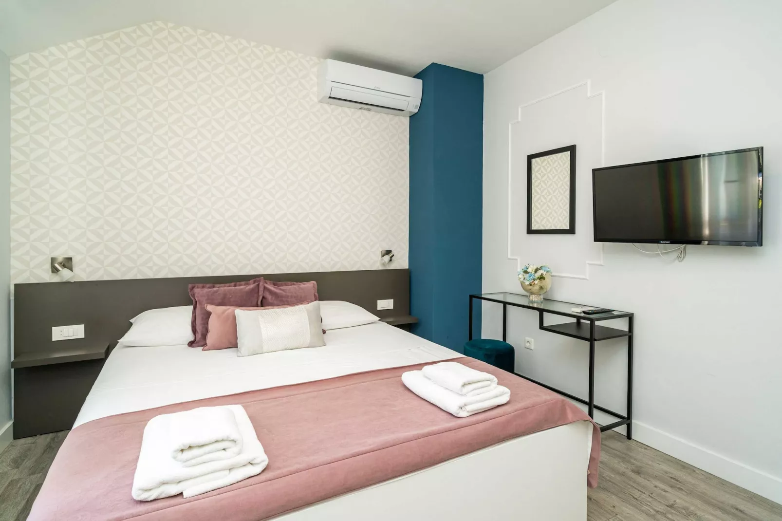 Holiday Home Trojković- Four Bedroom Holiday Home with Terrace and Swimming Pool-Slaapkamer