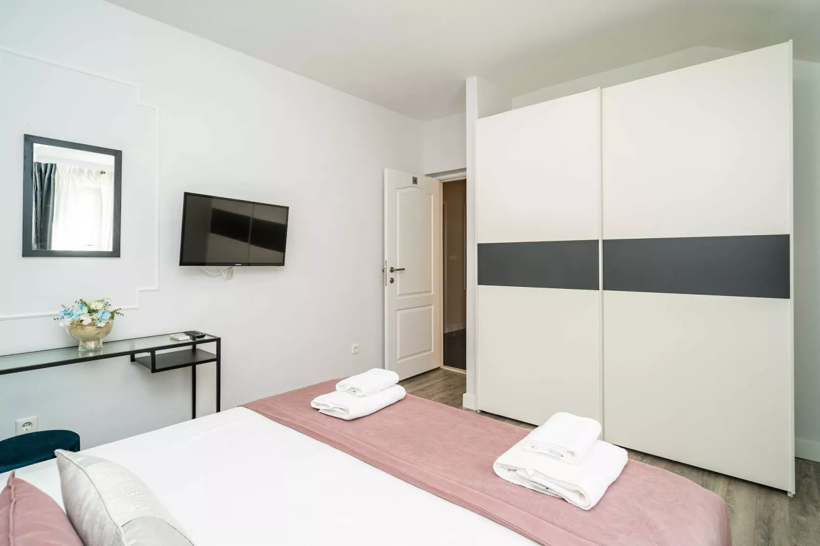 Holiday Home Trojković- Four Bedroom Holiday Home with Terrace and Swimming Pool-Slaapkamer