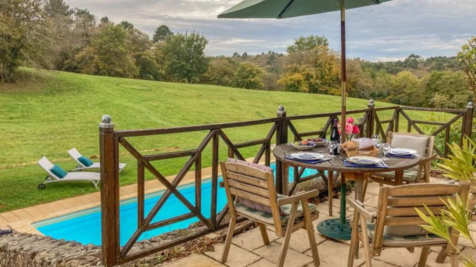 Maison Sauveterre-Tuinen zomer