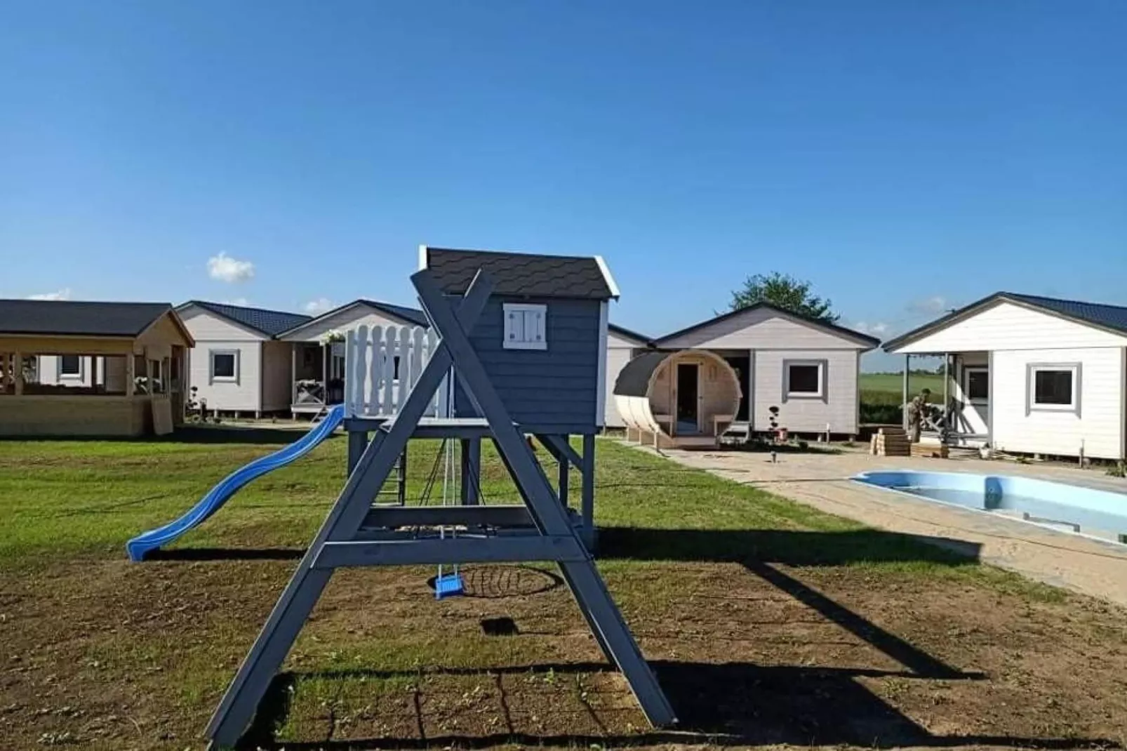 	Domki wakacyjne z basenem Gąski - Tuinen zomer