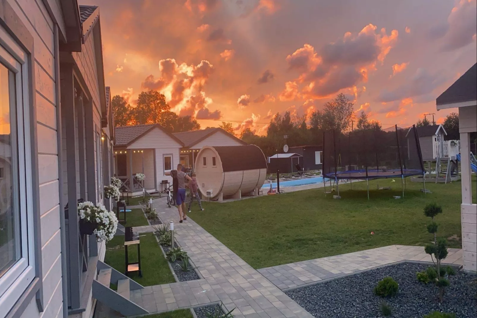 	Domki wakacyjne z basenem Gąski - Tuinen zomer