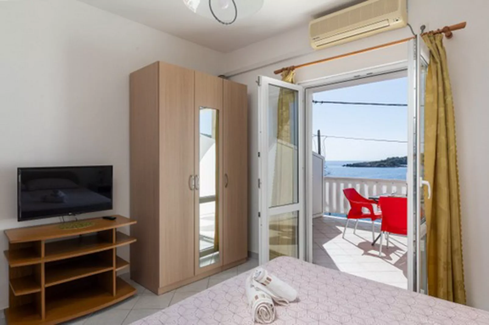 House Rašica - One Bedroom Apartment with Terrace and Sea view (2)-Slaapkamer