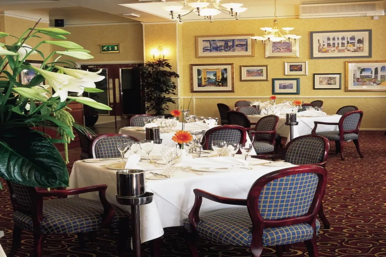 Superior Feature w\/ View-Eetkamer