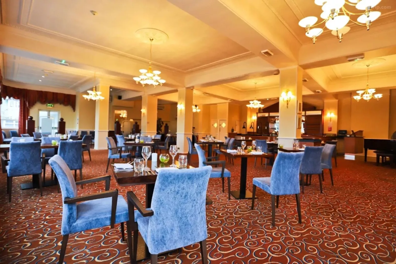 Superior Feature w\/ View-Eetkamer