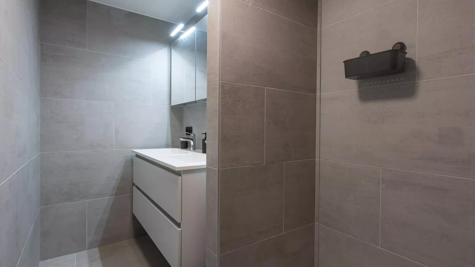 Green Lane The Sun  - 0401 + box 60-Badkamer