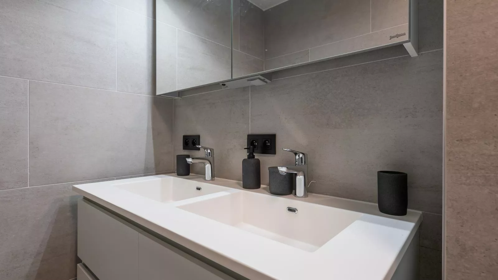 Green Lane The Sun  - 0401 + box 60-Badkamer