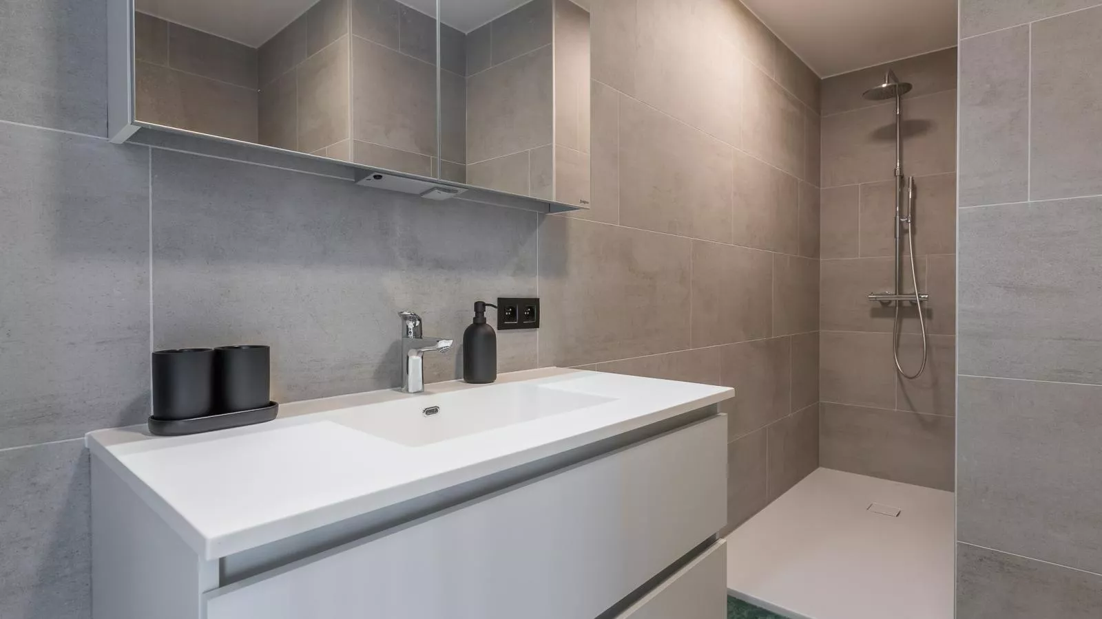 Green Lane The Sun  - 0401 + box 60-Badkamer