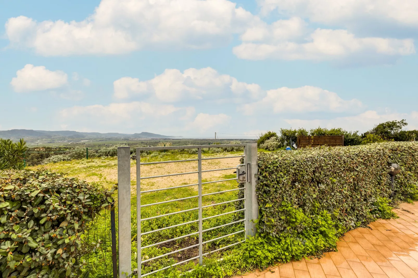 ATTICO BADESI CON PISCINA - Uitzicht zomer