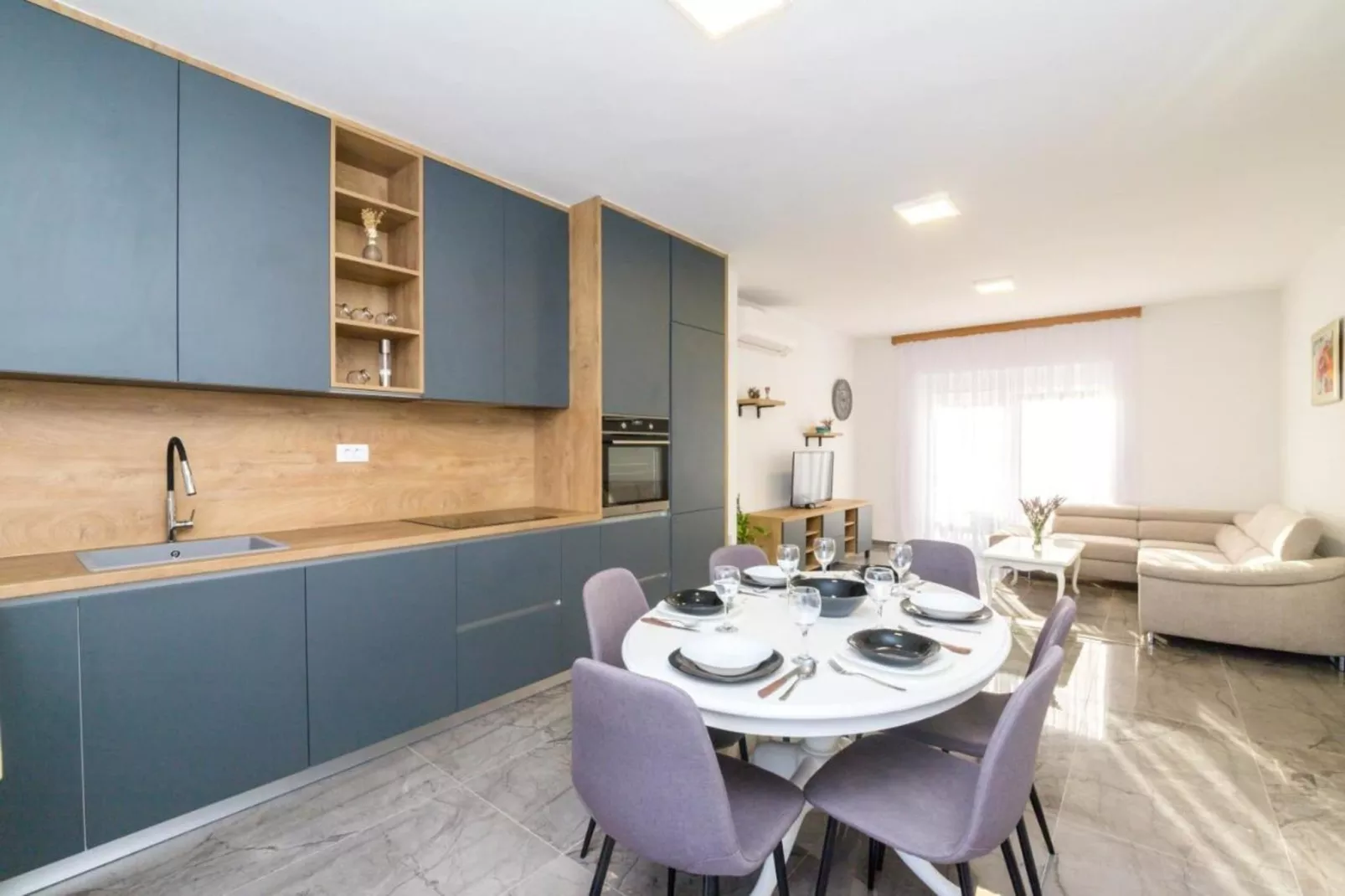 Mihael Holiday House - Three Bedroom Holiday Home with jacuzzi-Eetkamer