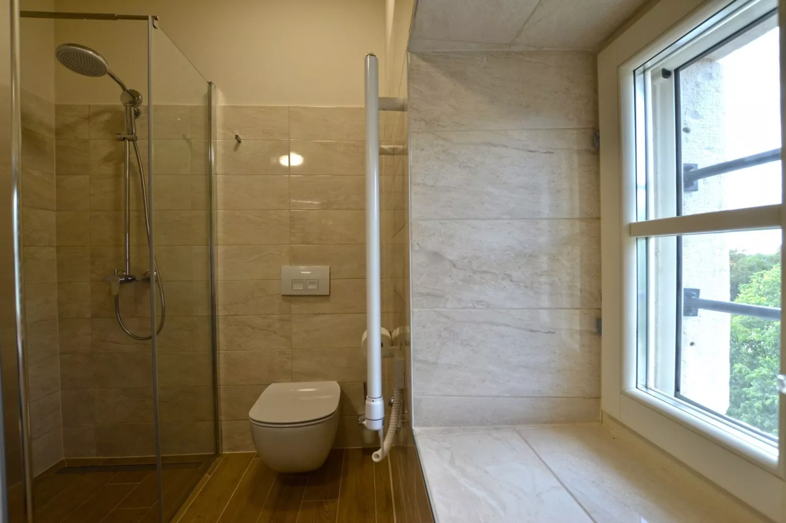 Tranquil Getaway with Shared Pool in Bale - One Bedroom Apartment-Badkamer