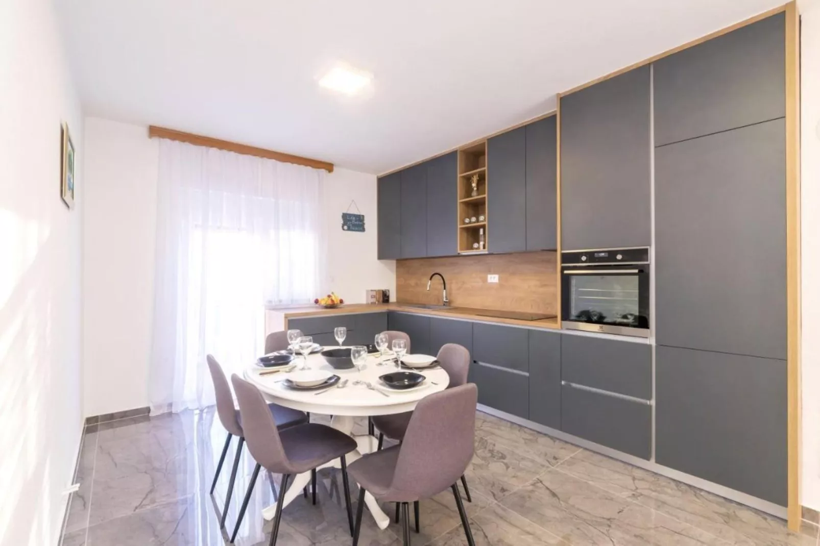 Mihael Holiday House - Three Bedroom Holiday Home with jacuzzi-Keuken