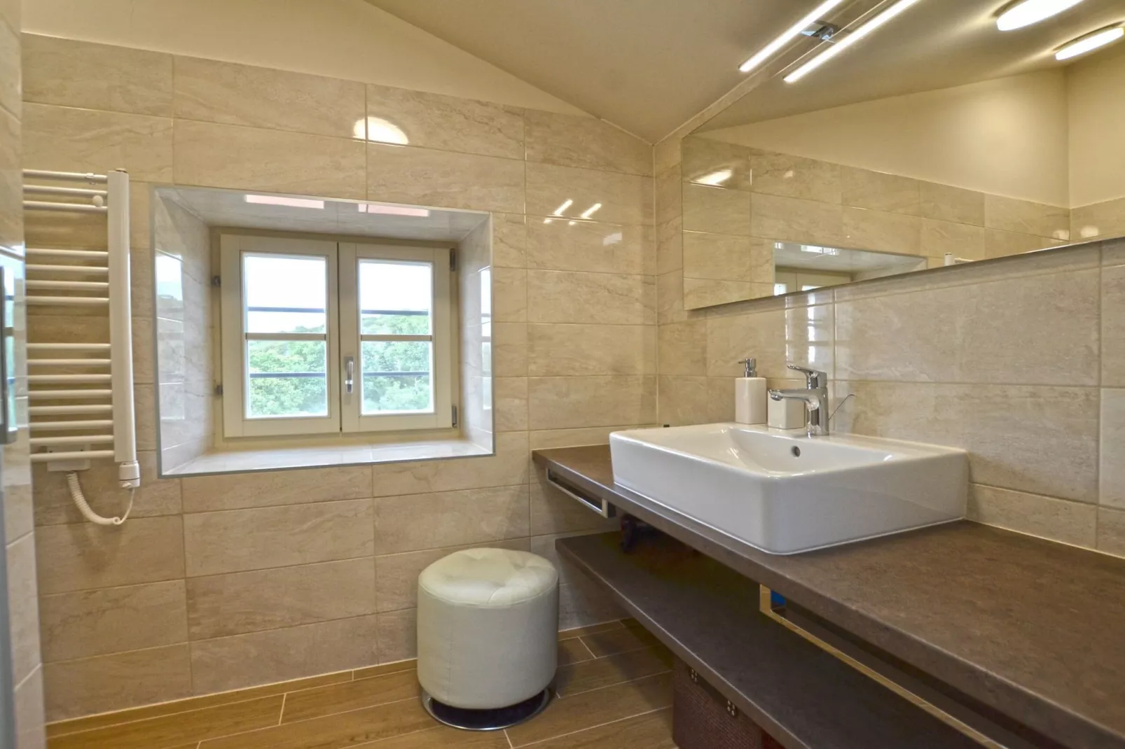 Tranquil Getaway with Shared Pool in Bale - One Bedroom Apartment-Badkamer