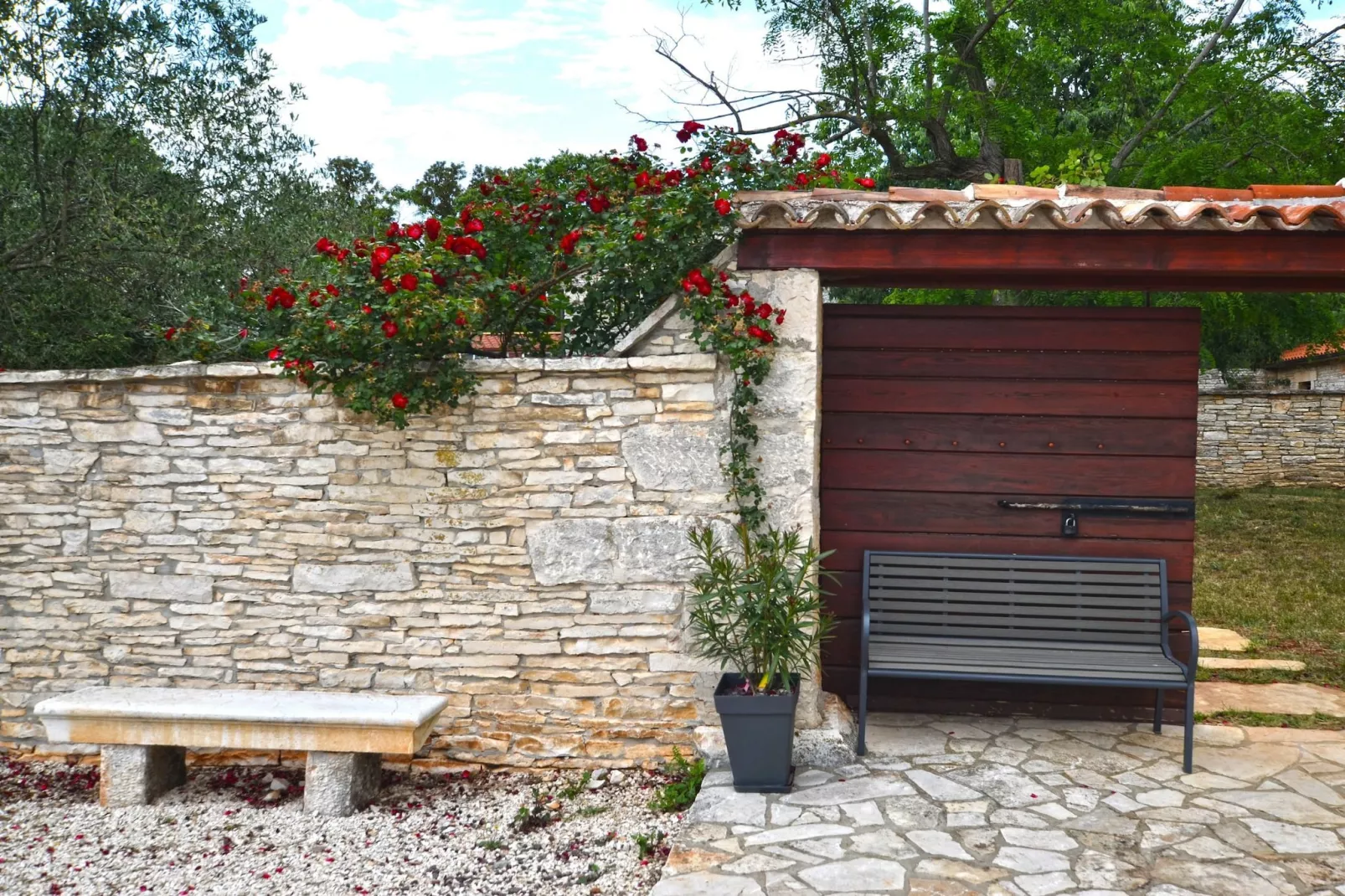 Tranquil Getaway with Shared Pool in Bale - One Bedroom Apartment-Buitenlucht