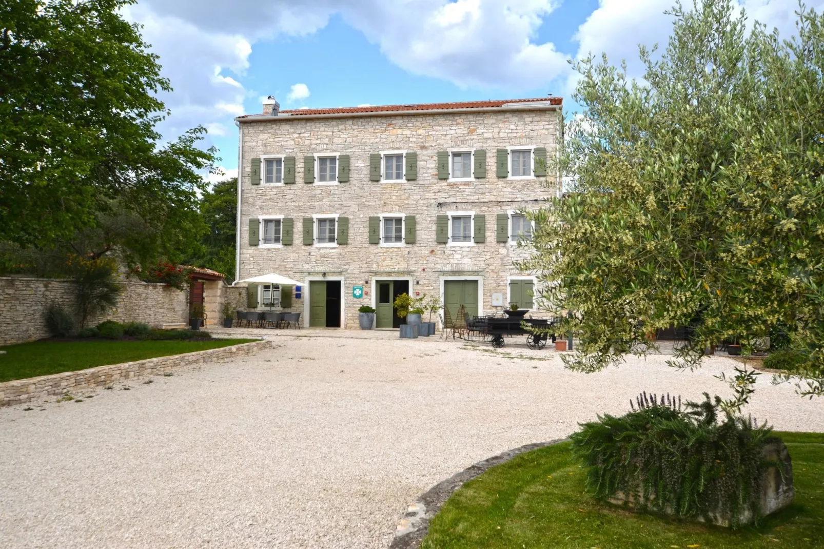 Tranquil Getaway with Shared Pool in Bale - One Bedroom Apartment-Buitenlucht