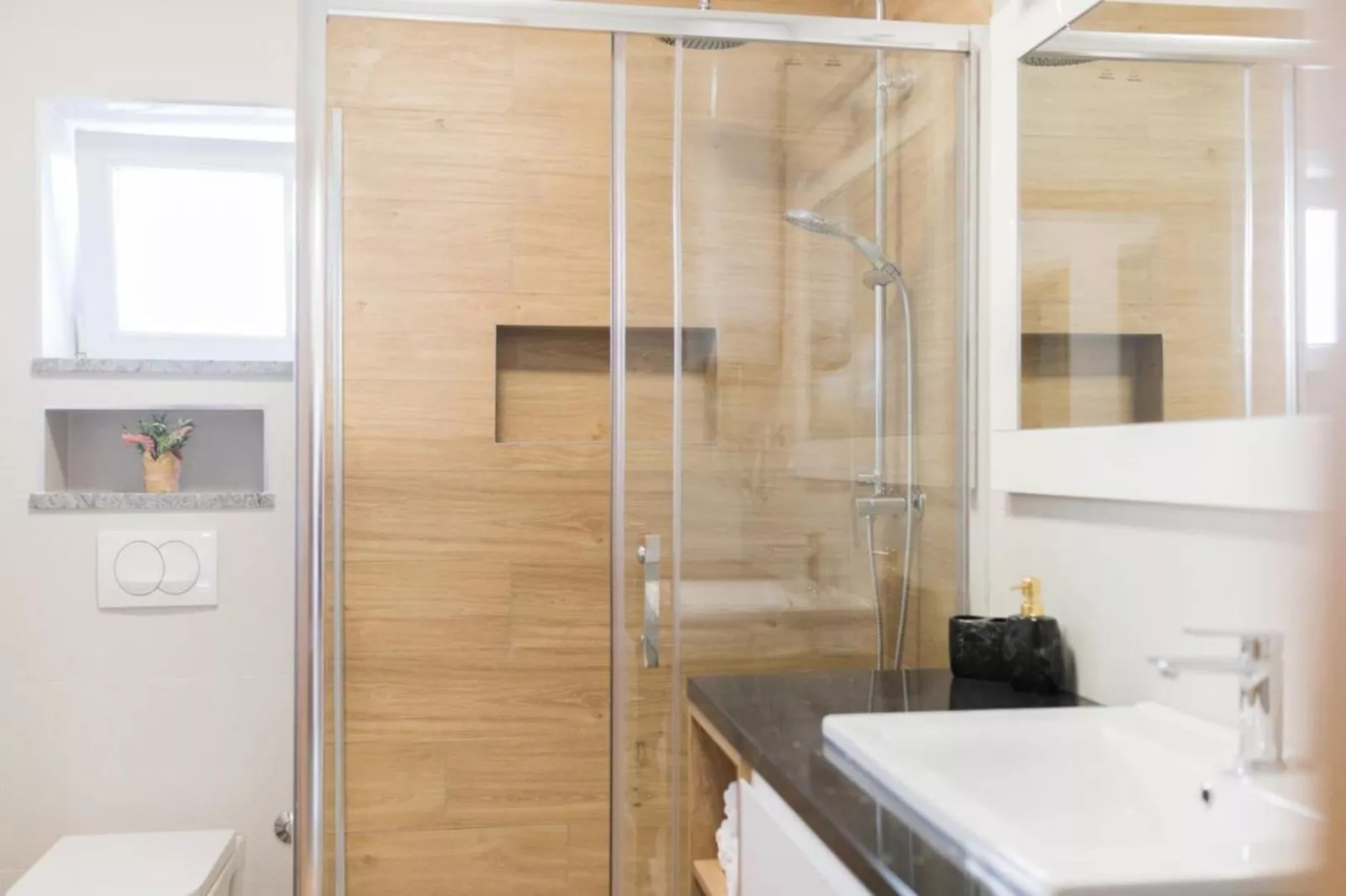 Mihael Holiday House - Three Bedroom Holiday Home with jacuzzi-Badkamer