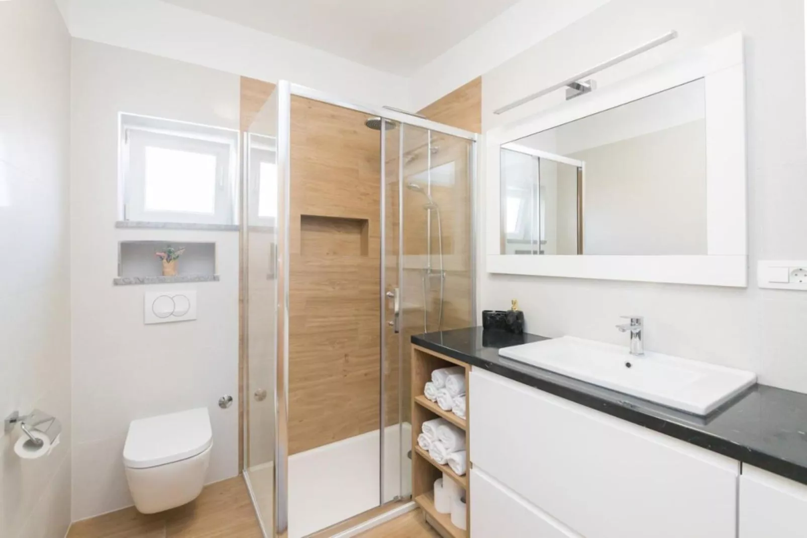 Mihael Holiday House - Three Bedroom Holiday Home with jacuzzi-Badkamer