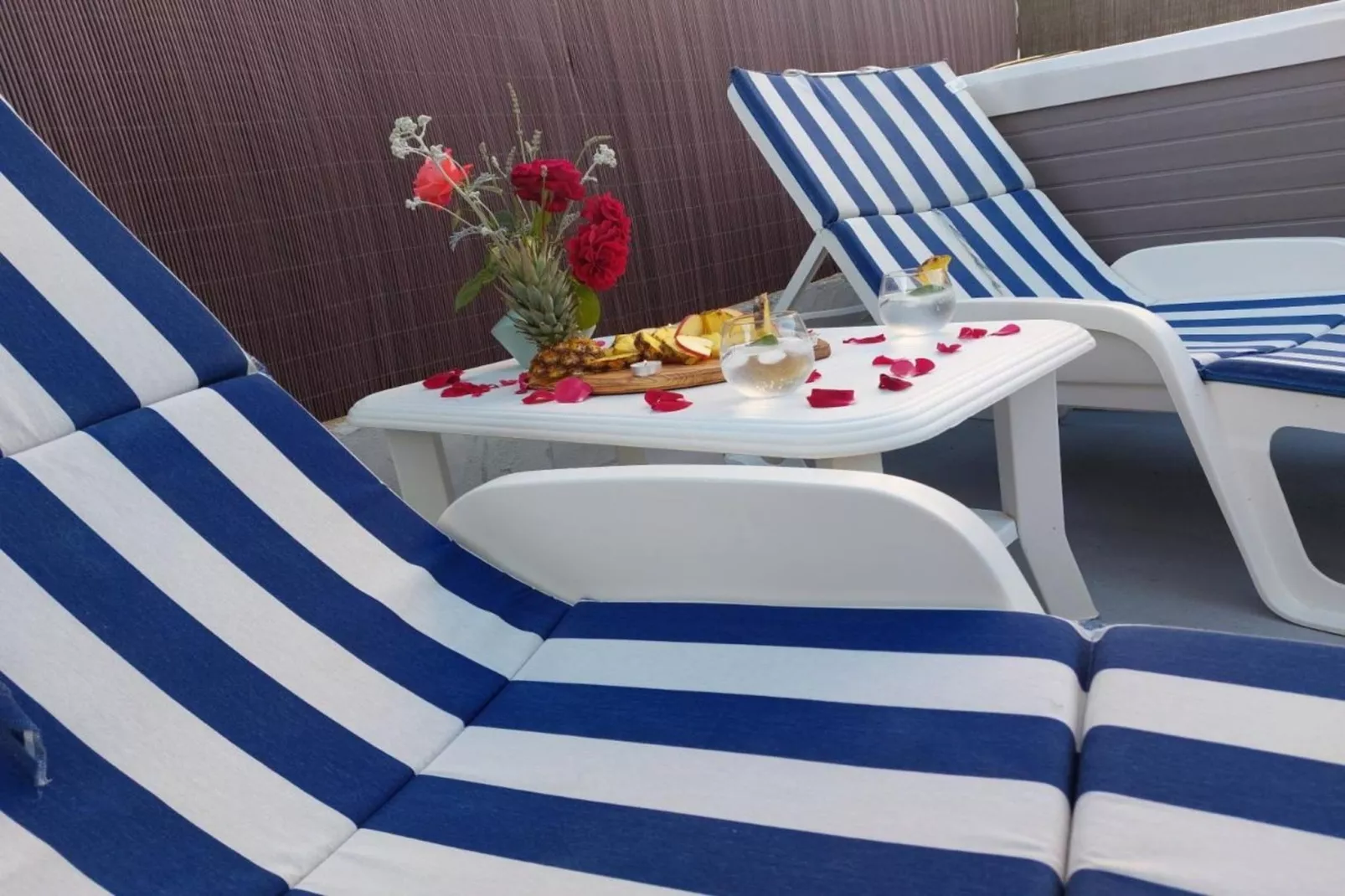 Mihael Holiday House - Three Bedroom Holiday Home with jacuzzi-Binnen