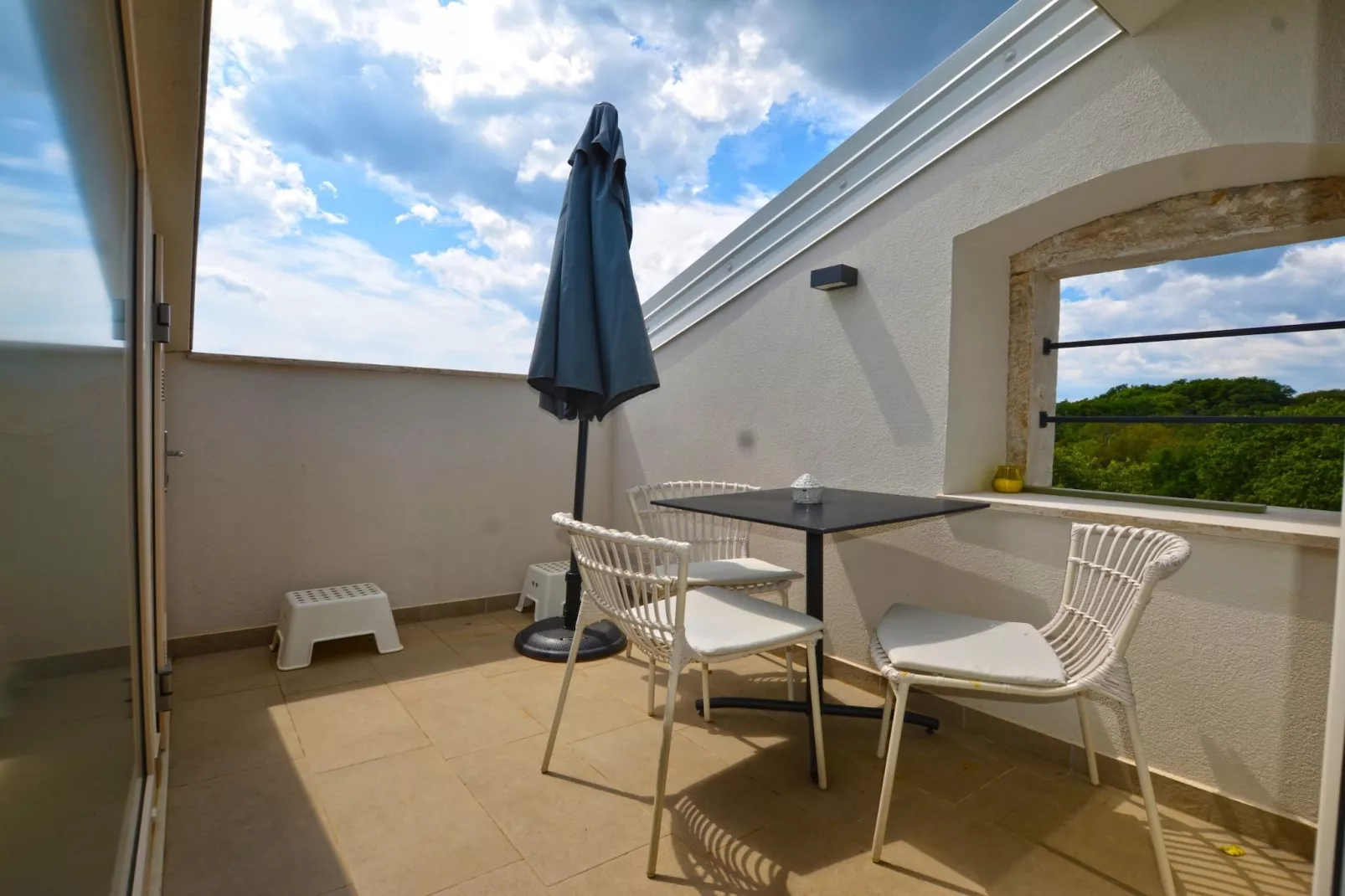 Tranquil Getaway with Shared Pool in Bale - One Bedroom Apartment-Terras
