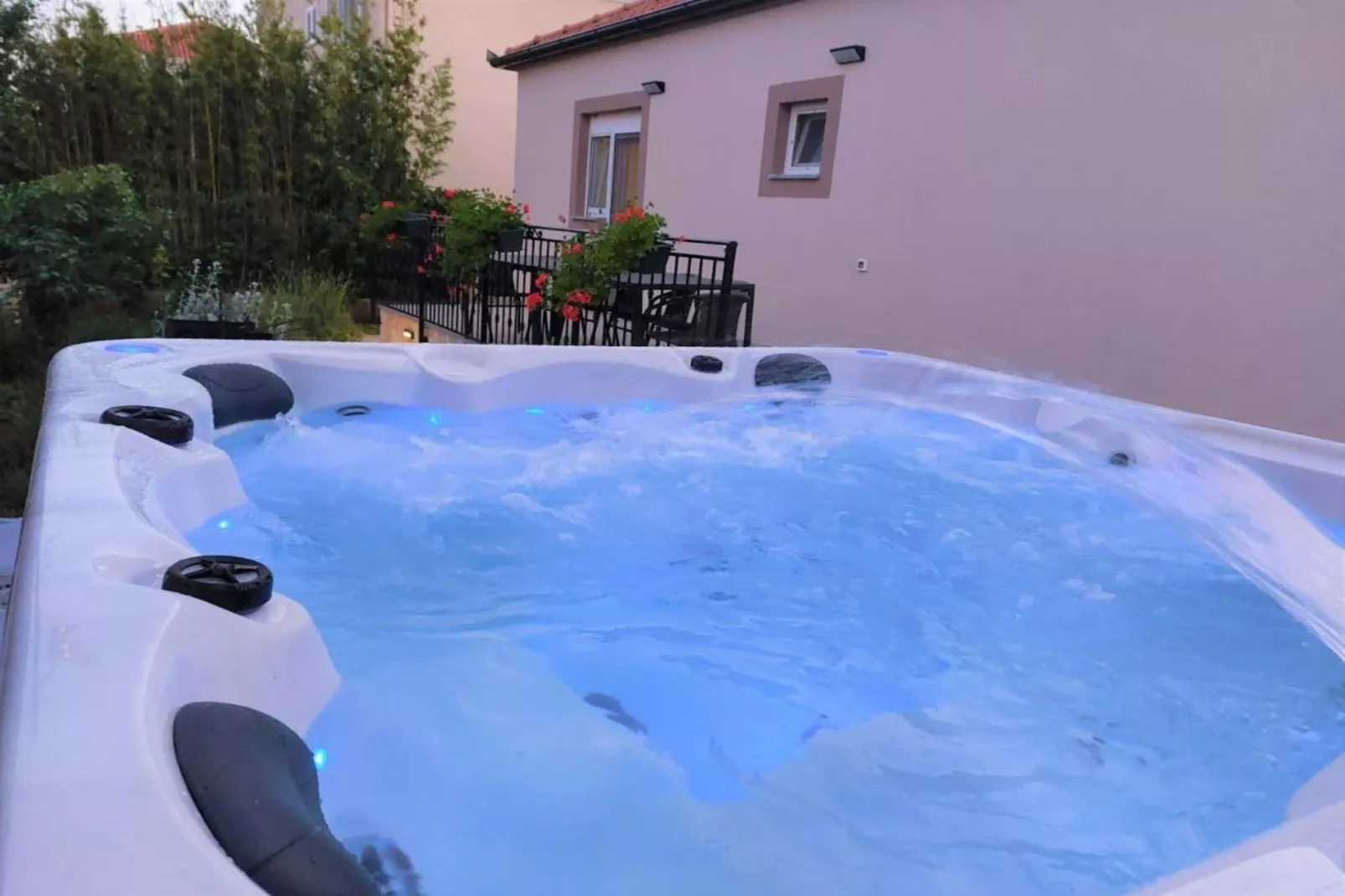 Mihael Holiday House - Three Bedroom Holiday Home with jacuzzi-Spa