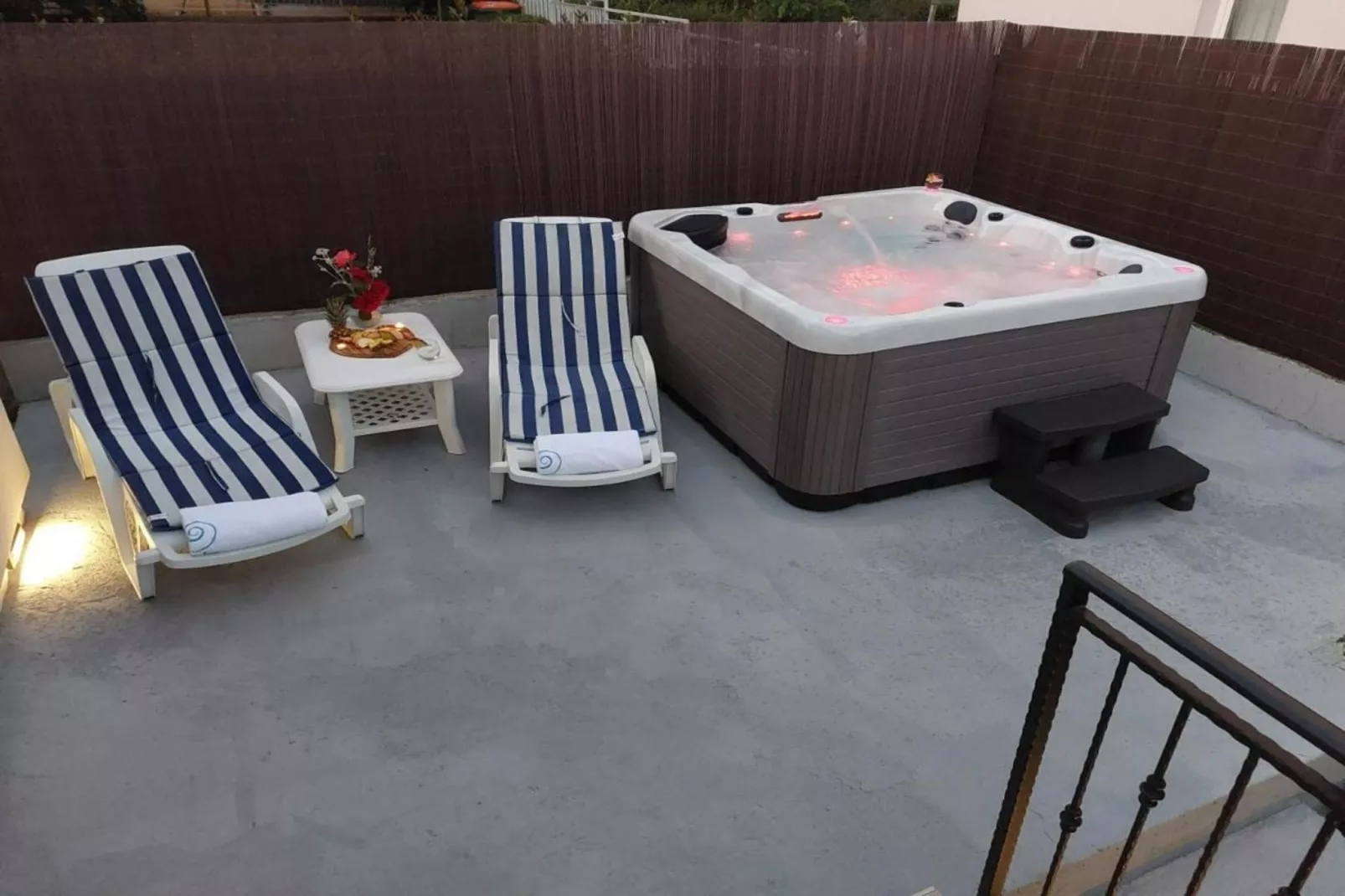 Mihael Holiday House - Three Bedroom Holiday Home with jacuzzi-Spa