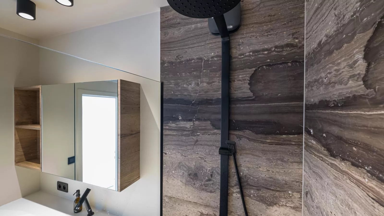 Lakme - 0801 + box 16 (Villa Georges II)-Badkamer