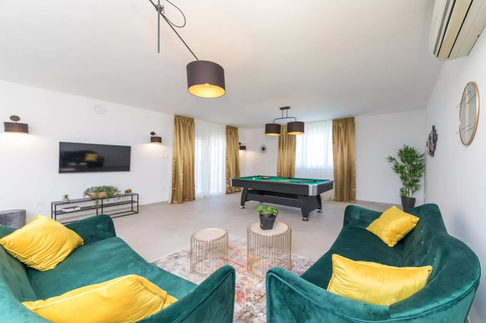 Scenic Elegant Trogir Villa with Pool - Five Bedroom Villa-Woonkamer