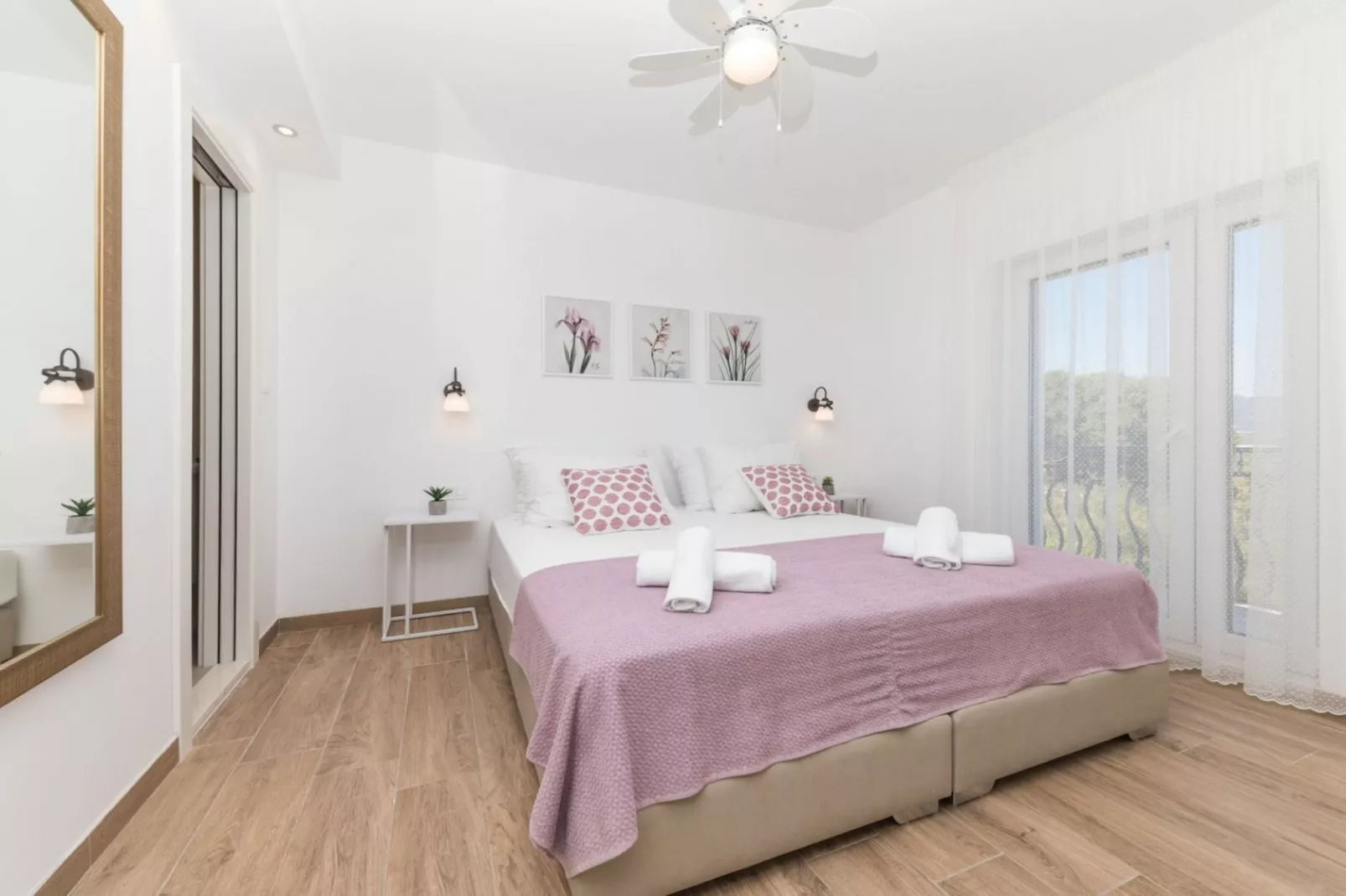 Scenic Elegant Trogir Villa with Pool - Five Bedroom Villa-Slaapkamer