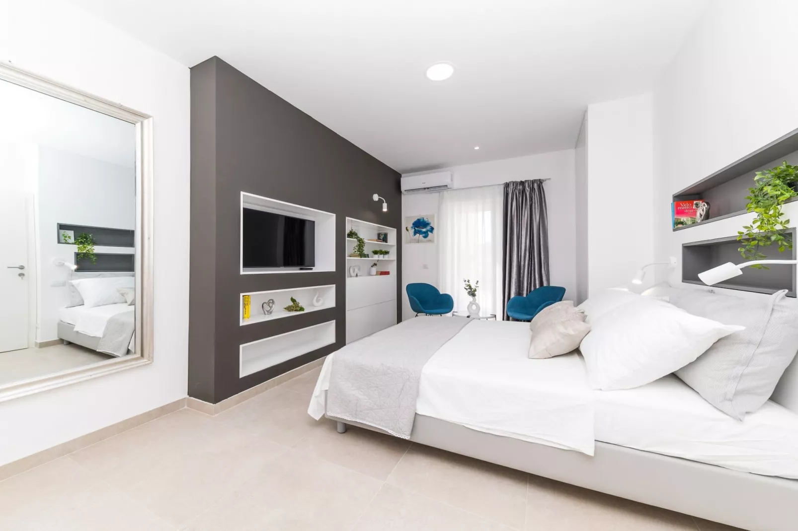 Scenic Elegant Trogir Villa with Pool - Five Bedroom Villa-Slaapkamer