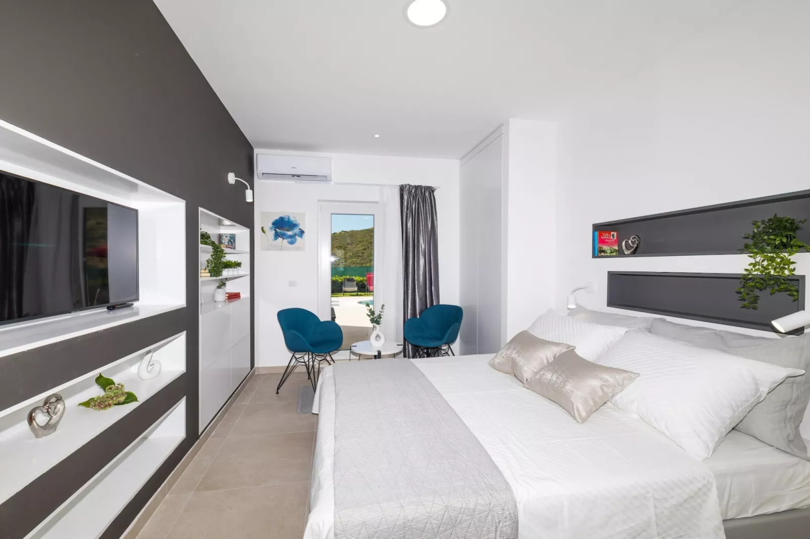 Scenic Elegant Trogir Villa with Pool - Five Bedroom Villa-Slaapkamer