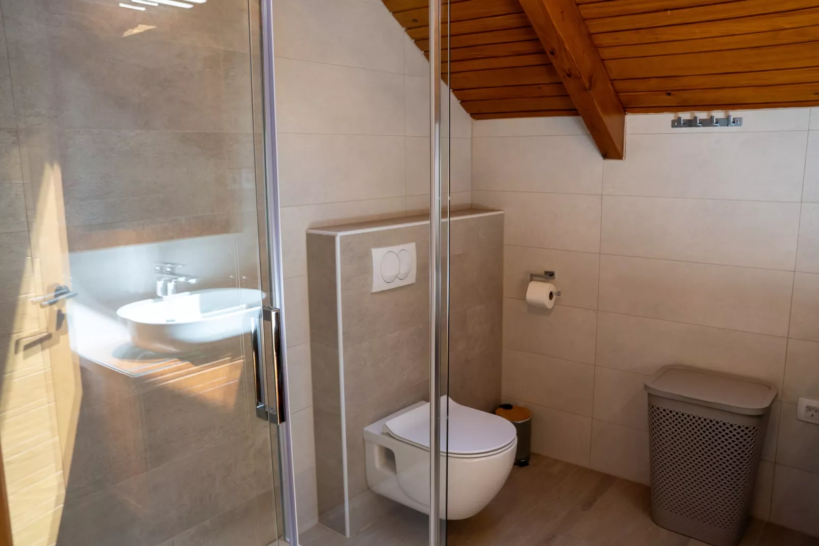 Villa Brusiana with covered heated pool-Badkamer