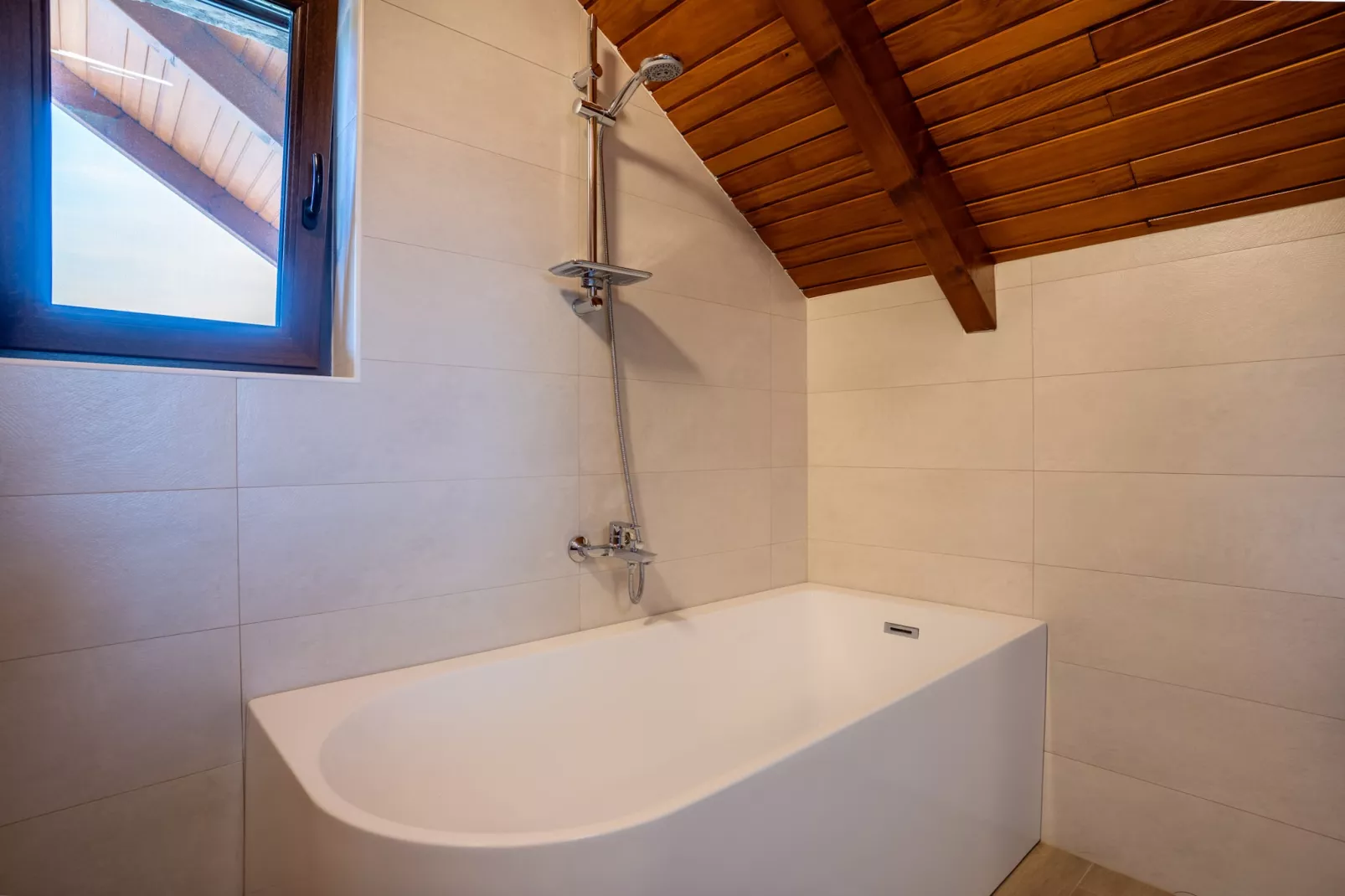 Villa Brusiana with covered heated pool-Badkamer