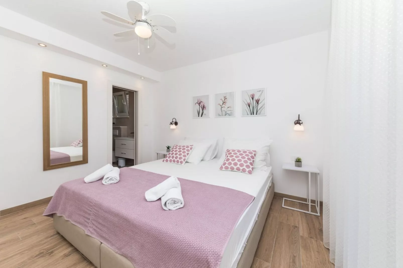 Scenic Elegant Trogir Villa with Pool - Five Bedroom Villa-Slaapkamer