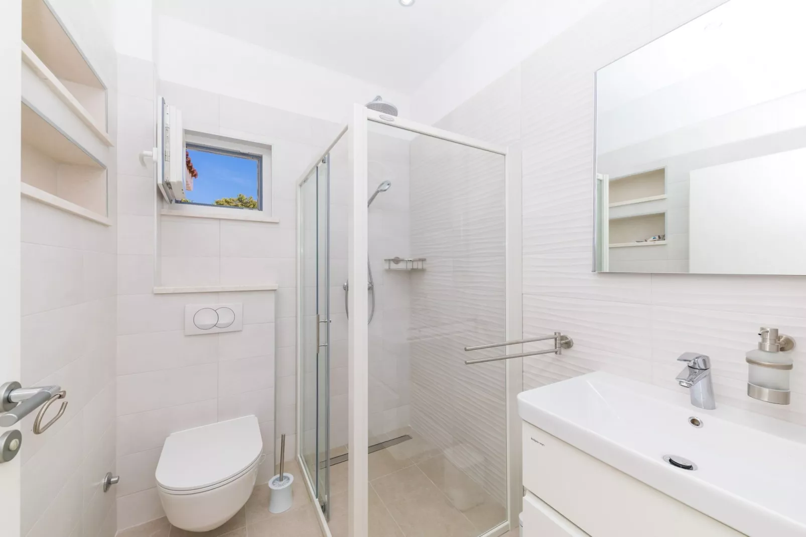 Scenic Elegant Trogir Villa with Pool - Five Bedroom Villa-Badkamer