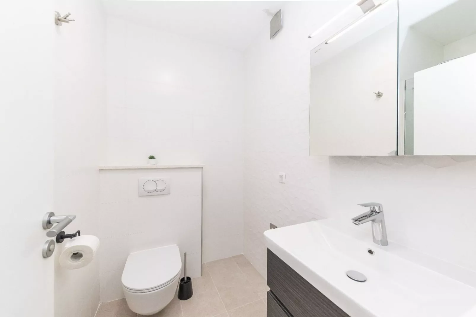 Scenic Elegant Trogir Villa with Pool - Five Bedroom Villa-Badkamer