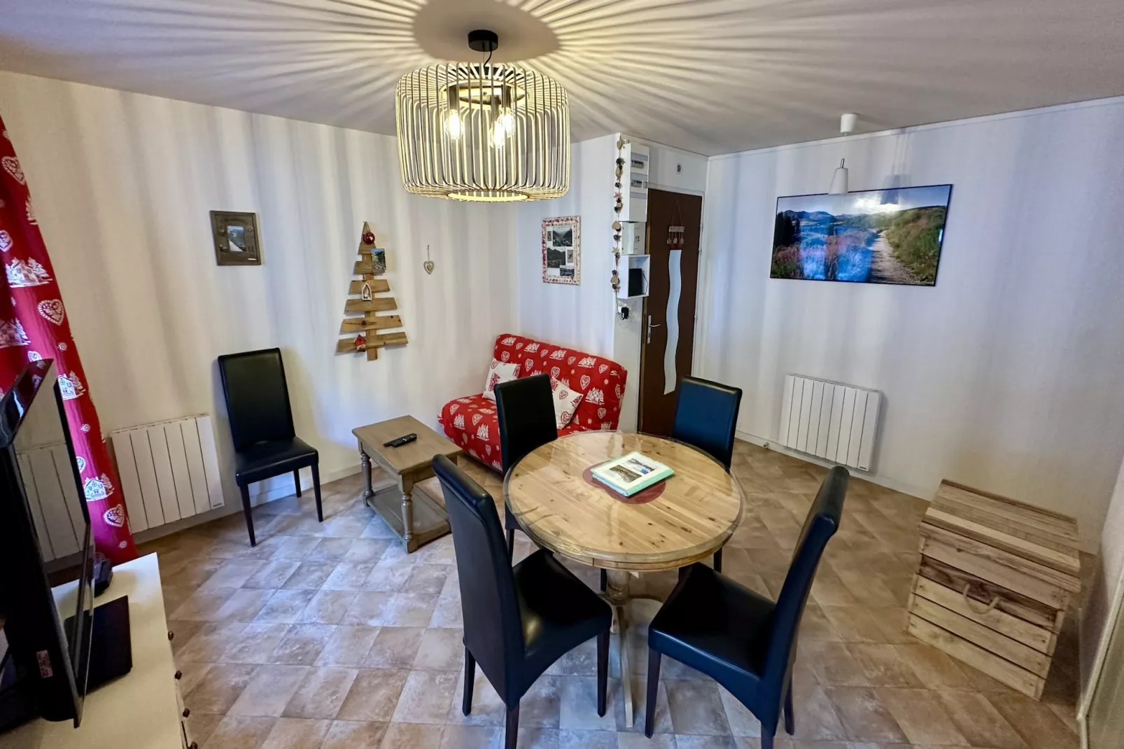 La Rivière 103 Le Mont Dore-Eetkamer