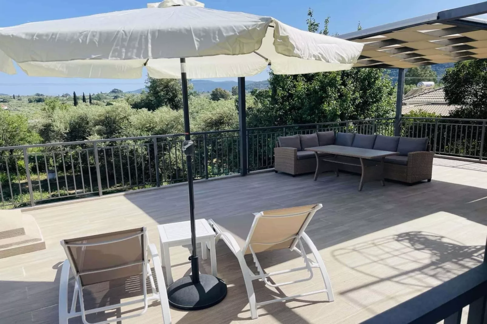 Andriana’s apartment  A fully equipped 2-BR apt in the countryside-Terrasbalkon