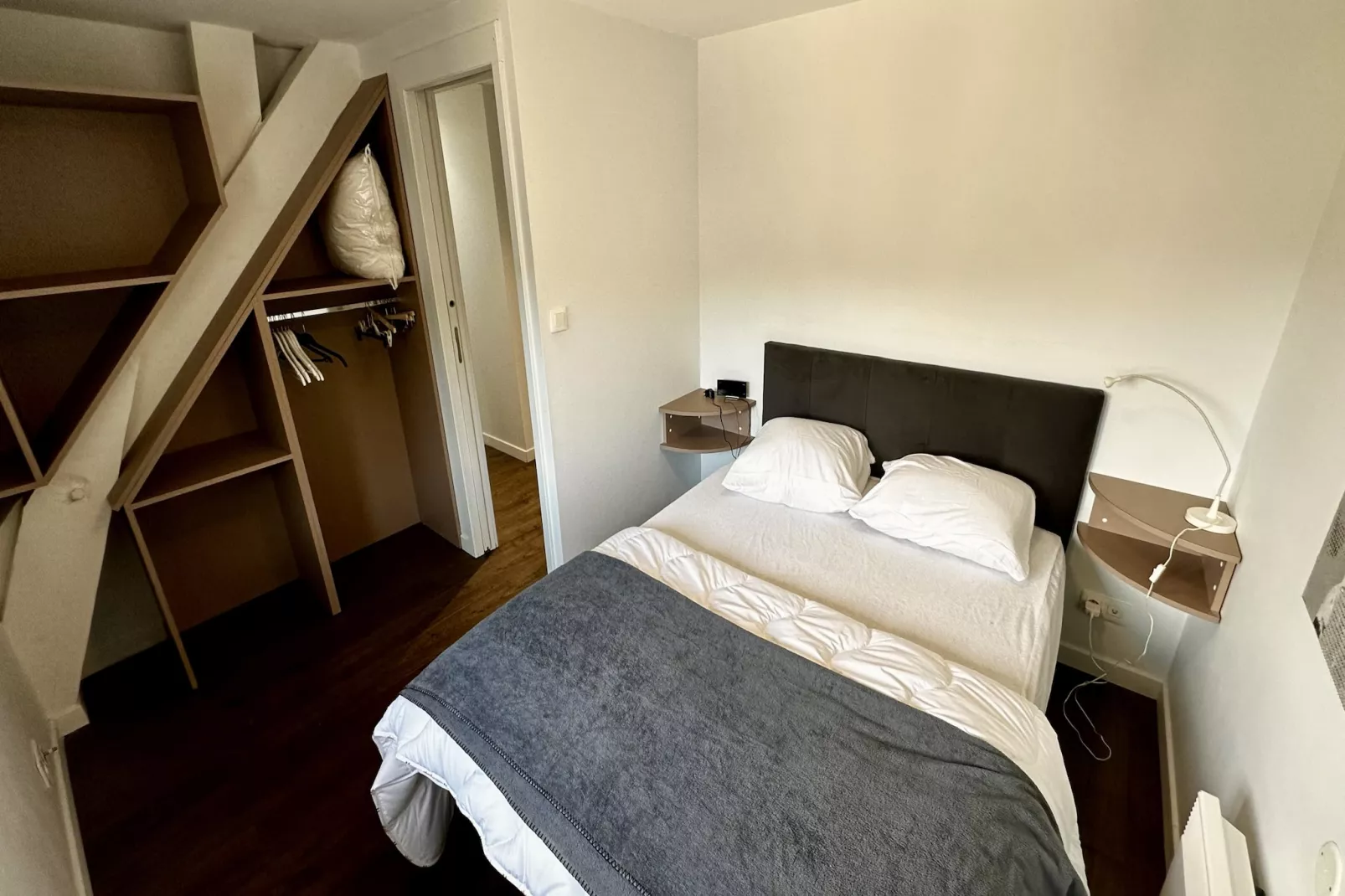 Les Etrangers 402 - La Bourboule-Slaapkamer