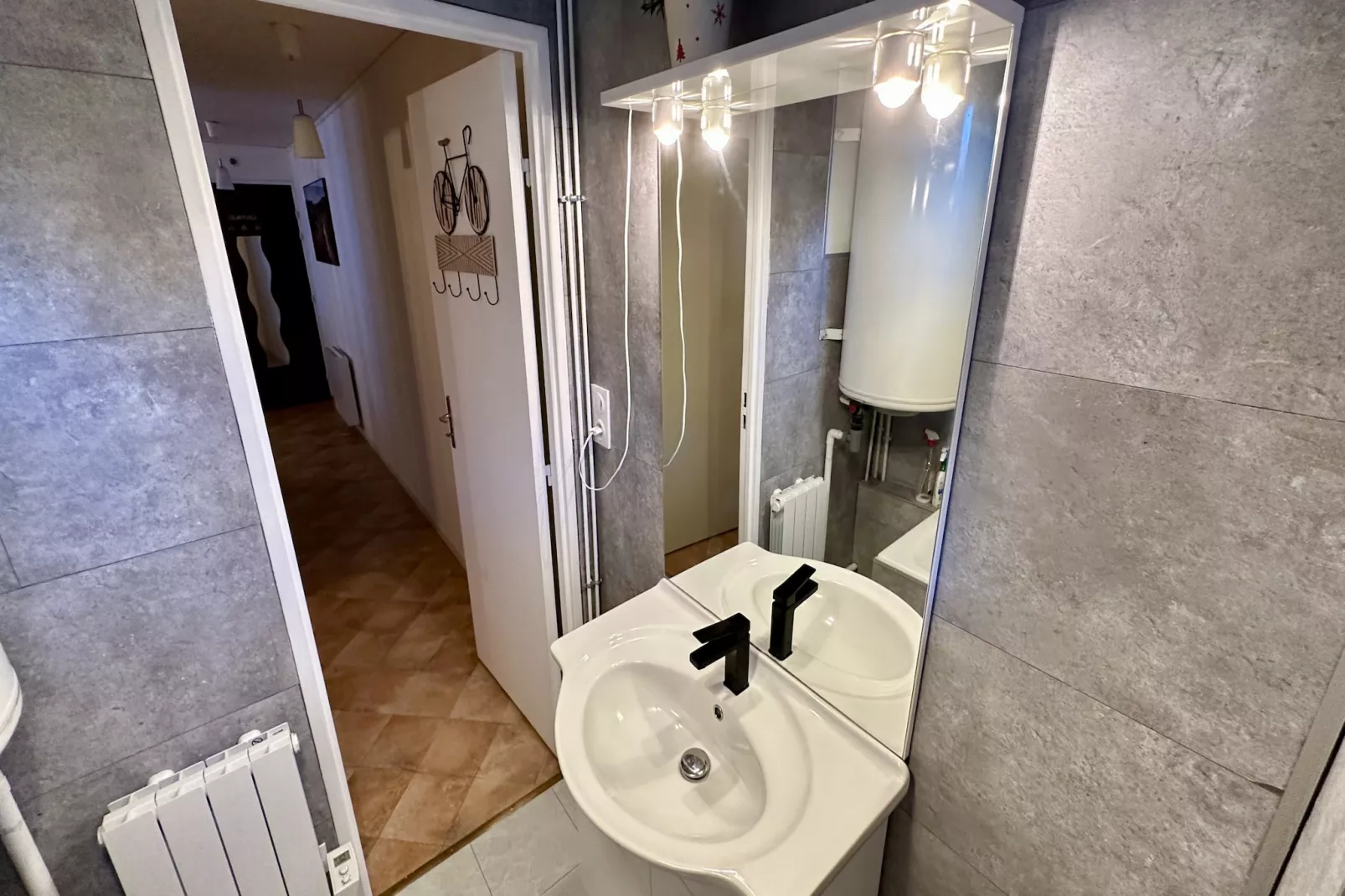 La Rivière 103 Le Mont Dore-Badkamer